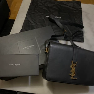 Ysl handväska  - Säljer denna då den aldrig kommer till användning och tar plats. Det tillkommer kvitto, låda samt en påse ifall man önskar. Idag kostar denna 22 000kr på marknaden och är ovanlig då det är en äldre modell.