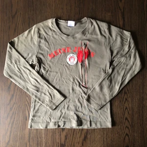 Custom Longsleeve - En custom longsleeve som jag thriftat och utsmyckat med dragkedja och hjärta 💔 barnstolek Medium så sitter nice tight men för liten för mig! Gott skick och cool färg. Babytee.