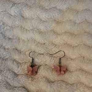 Örhängen - Jätte fina ljus rosa örhängen med en fjärils form jätte fin!❤️