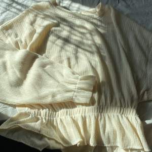 Säljer denna fina stickade vitt-beiga tröjan ifrån zara, perfekt till sommaren då den är ganska tunn. Och jag skulle rekommendera denna väldigt mycket då den är i bra skick och SÅÅÅ fin❤️ Storlek M (funkar även S)