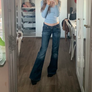 Levis lågmidjade jeans  - Säljer dessa lågmidjade mörblåa jeansen från Levis💗 sitter så snyggt på o är i fint skick💕 de är i storleken w24 L32 men de är ganska så stora för den storleken så skulle mer säga w26-w27 och rekommenderar att titta på måtten!💗 midjemått: 72cm innerbenslängd:80cm 