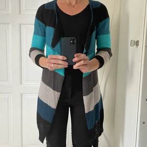 Kofta - Stickad flerfärgad randig kofta ifrån Soyaconcept. Trekvartsärm. Använd i fint skick. Storlek S. 