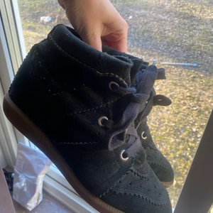 Isabel Marant  - Isabel Marant skor i storlek 40. ✨ I väldigt bra skick. Superfin sko som jag bara vill ska komma till användning. Nypris 4000kr 🌸🌸