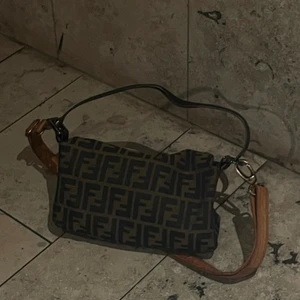 Fendi väska - Intressekoll på min fendiväska! i perfekt skick! Lägg bud privat, inget under 5000kr! ❤️ 