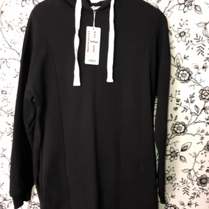 Hoodie - Lång hoodie med luva. Oanvänd (med prislapp). Nypris 249kr