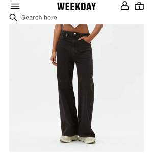 Jättesnygga svarta Weekday jeans i modellen ”Ace”. Midja 24 och längd 30. Sällan använda så dom är i väldigt bra skick. Säljer pga inte min stil💗💗💗