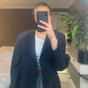 Kavaj - Svart kavaj med små vita ränder🤍 står ingen storlek eller märka men skulle säga att det är en Xl. 100kr+frakt