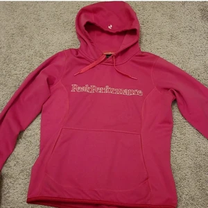 Peak Performance hoodie - Peak Performance hoodie i storlek S. Använd fåtal gånger, utan defekter. Lätt fodrad inuti. Kan fraktas men köparen står för frakten. Skriv privat vid funderingar 💕