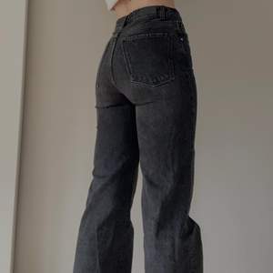 Snygga svarta full-length jeans, använda ett par gånger. De är från Mango och är i storlek 36, passar mig som vanligtvis har storlek S och 38 i jeans (jag är 175 cm).✨ Säljer vid bra bud, köparen står för frakten. 