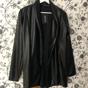 Kappa - Fake skin/läder tunn kappa från prettylittlething. Perfekt till vår/kall sommar. Oanvänd. Nypris ~400kr. *mindre i storleken