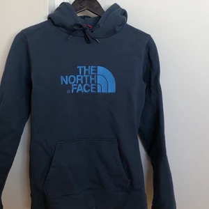 North face hoodie! - Jättefin hoodie från The North Face som inte kommer till användning längre! Bra skick! Köpt för 900 kr säljer för 350! Strl S (tjej)! Spårbar frakt tillkommer på 66 kr!