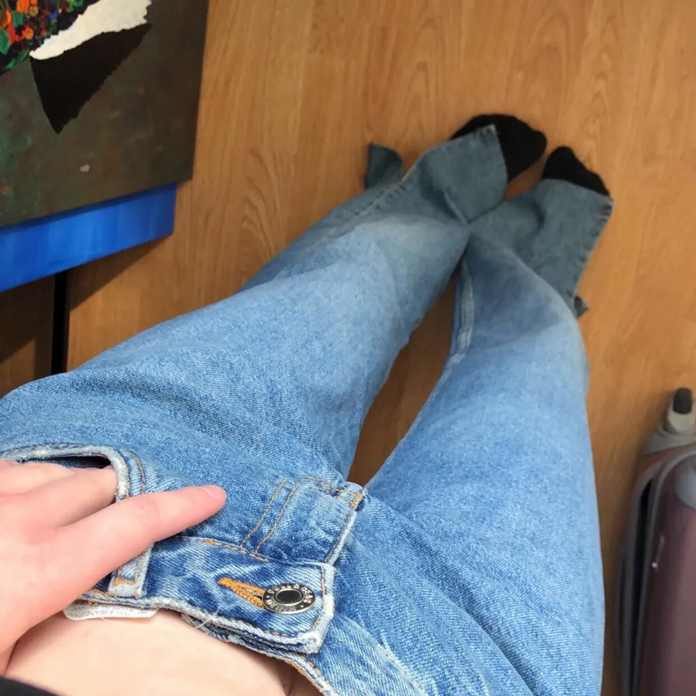 Ett par jätte snygga blåa straight jeans med slits från pull&bear i nyskick då dom endast är använda 1 gång, säljer pga för stora för mig. kan skicka fler bilder🥳🤘🏼. Jeans & Byxor.