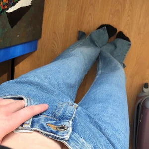 Jeans - Ett par jätte snygga blåa straight jeans med slits från pull&bear i nyskick då dom endast är använda 1 gång, säljer pga för stora för mig. kan skicka fler bilder🥳🤘🏼