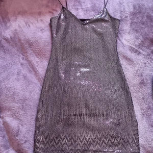 fest klänning - helt ny aldrig använts. 