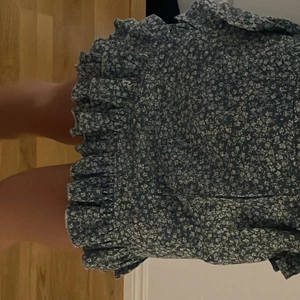 Shein  - En blommig volang kjol med både dragkedja och snörning! I väldigt bra skick då den aldrig heller kommit till användning