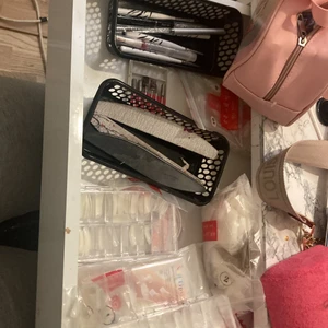 Naglar  - Jag säljer ett gäng av nagel saker gelé, gelefärger,uv lampa , elfil vanliga filar tippar borstar glitter top och basse cote mm vill ni ha mer info är de bara o sicka privat jag kan frakta om man betalar för frakten för priset kom privat ❤️
