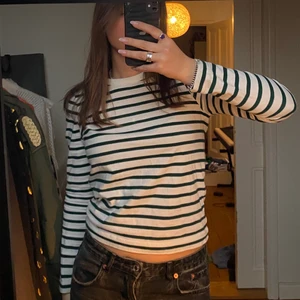 Randig tröja - Från weekday, ränderna är mörkgröna