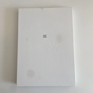 BTS- be (essential) album - Bts album, det kommer med photobook, poster, CD och alla photocards. Köpt från bengans. Har några fläckar och i hörnen av postern är små fett fläckar från häft massa men de syns inte 