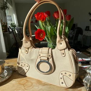 Väldigt söt y2k väska - En söt vi vintage väska med mycket platts för allt man kan tänka sig, väldigt 2000s, y2k. Många fickor, den är hel med inga defekter. 