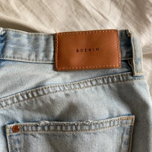 Mom jeans  - Ljusblåa mom jeans. Slutar ungefär 10 cm från foten, jag är 167. Passar till sommaren!