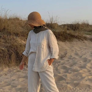 Linnebyxor - Säljer linnebyxorna på bilden från HM, de är otroligt sköna. (Jag har sprätt upp sömmen där nere på båda benen för att benen skulle bli lite längre, man ser ingen skillnad och det ser inte fult ut)<33