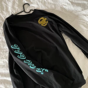 Santa cruz långärmad - En långärmad Santa Cruz tröja i ny skick som man ser inga sprickor i tryckena och inte nopprig eller urtvättad (lita dammig på bilder ingen smuts eller så) storlek L sitter snyggt och på mig som har s vanligt vis sitter dne snyggt oversize😊