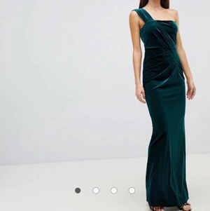 Mörkgrön balklänning i sammet  - Säljer min oanvända balklänning eftersom den aldrig hann komma till min bal.. Så den har bara hängt i garderoben. Den är tajtare i modellen och har en slits på baksidan. Den är köpt på asos och är i storlek S. Nu är den slutsåld på hemsidan.