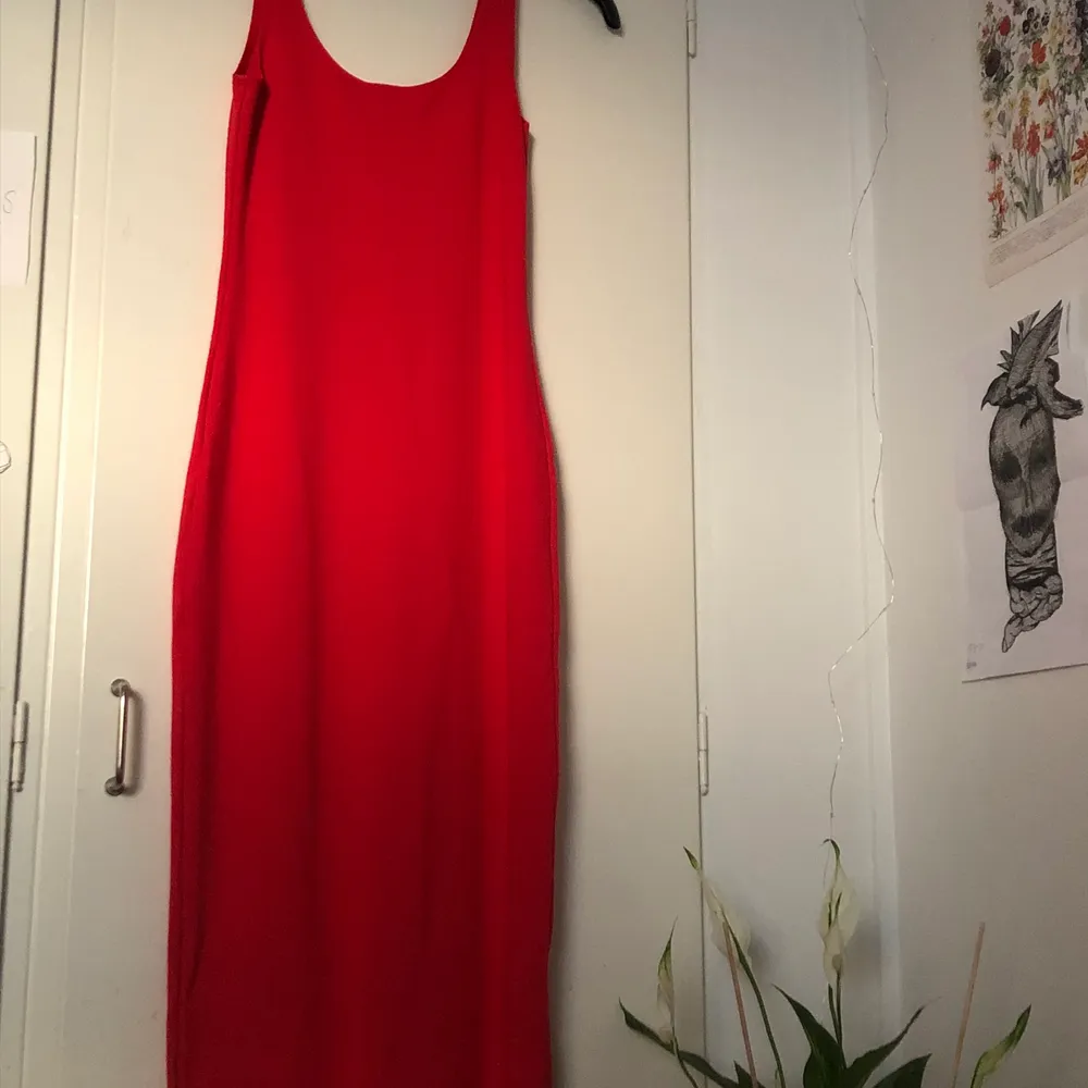 Denna röda snygga klänning är ifrån BikBok i storlek small. Den är en tajtare variant och framhäver kroppens kurvor! Jag säljer den då den är för liten för mig. Klänningen är använd ett fåtal gånger på speciella tillfällen. Jag tror klänningen kostade mellan 300-500 men säljer den för endast 99. . Klänningar.