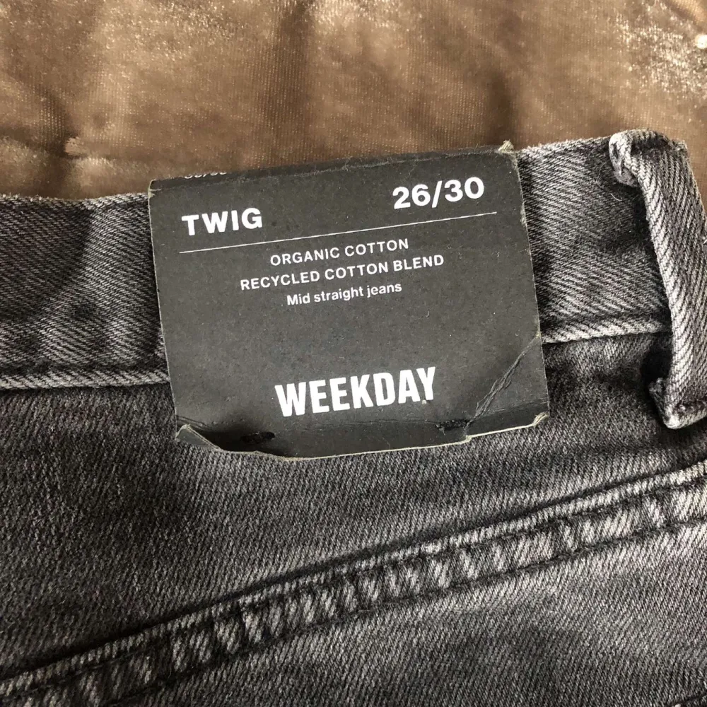 Ett par supersnygga och bekväma midwaist jeans ifrån Weekday, modellen twig. Har andvänts ett fåtal gånger.💕 . Jeans & Byxor.