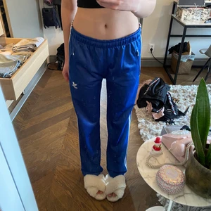Adidas byxor - Coola adidas byxor! Långa och raka (jag är 172). Köpta secondhand. Det står att det är strl xl men det sitter bra på mig som är en S