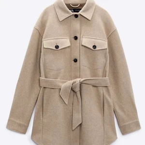 Kappa zara - Helt ny kappa från Zara, strl XS. Går lite nedanför rumpan på mig som är 169 lång! Likadan som första bilden fast grå! Nypris: 800kr     Mitt pris: 250 +frakt 66kr