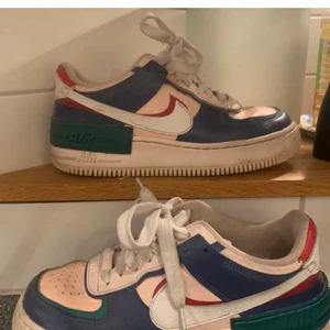Sneakers - (lägger upp igen eftersom att jag ångrade mig förut)Säljer mina färgglada airforces som är köpta i usa. Sparsamt använda med några få defekter. Storlek 39 och dom är ganska precisa i storleken💖 köp direkt för 400 