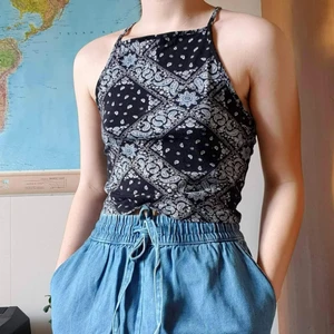 Topp paisley - Somrig croptop med svart och blått paisleymönster.