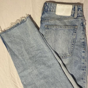 Jeans Zara - Jeans från Zara i strl 36, rå söm längst ner vid benslutet 💞