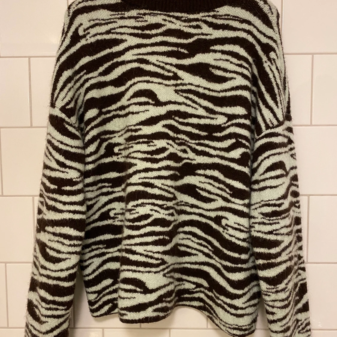 Mönstrad stickadtröja från weekday  - 91