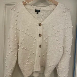 Kofta  - Vit stickad kofta från Kappahl. Endast använd två gånger så därav i mycket gott skick. Säljer då den inte kommer till användning. Storlek small men passar även medium. Köpt för 499kr.