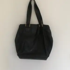 Tore Bag svart skinn höjd 60 cm ink handtag bredd 45 cm djup 20 cm