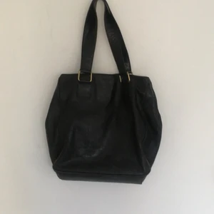 Hugo Boss Tote Bag - Tore Bag svart skinn höjd 60 cm ink handtag bredd 45 cm djup 20 cm