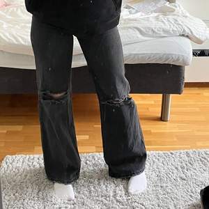 Mörkgrå/svarta jeans från pull&bear st 34. Säljer då den inte kommer till användning. Använda få tal gånger. 