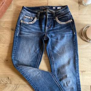 Snygga miss me jeans med strass och coola detaljer. Storlek 26/32