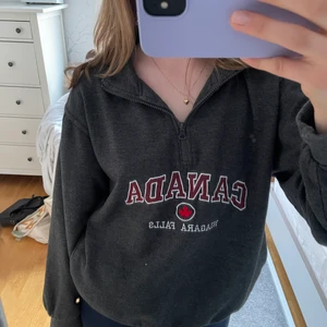 half-zip - Jättefin half-zip köpt second hand, jättefint skick och skönt material. Storlek M men sitter bra på mig som vanligtvis har s😋