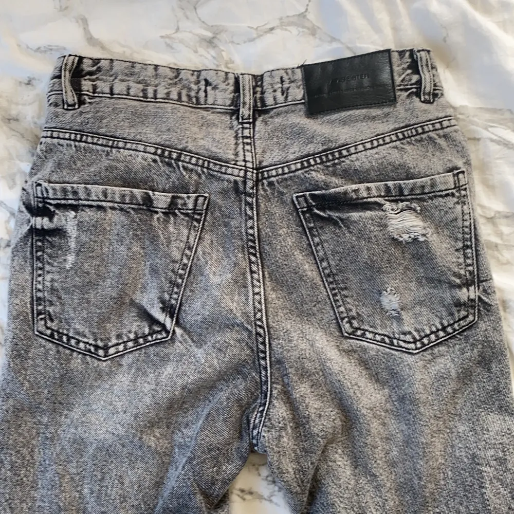 Säljer mina otroligt fina gråa jeans från New Yorker🤍storlek S⚡️användt bara 2 gånger! Kan mötas eller frakta🤍🤍. Jeans & Byxor.