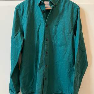 Säljer en fin grön skjorta storlek S/M