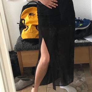 Halvt genomskinlig kjol från HM