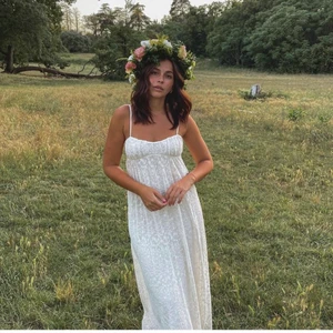 Söker denna vita sommarklänningen  - Hej söker denna vita sommarklänningen från förra året på zara. Eller liknande. Behöver xs/s, är den liten i storlek skulle även m kunna funka. Lånad bild💗❤️