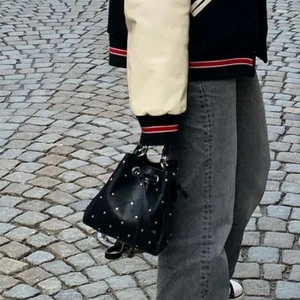 Zara väska - Säljer denna snygga zara väska. Använd fåtal gånger! ( lånad bild)