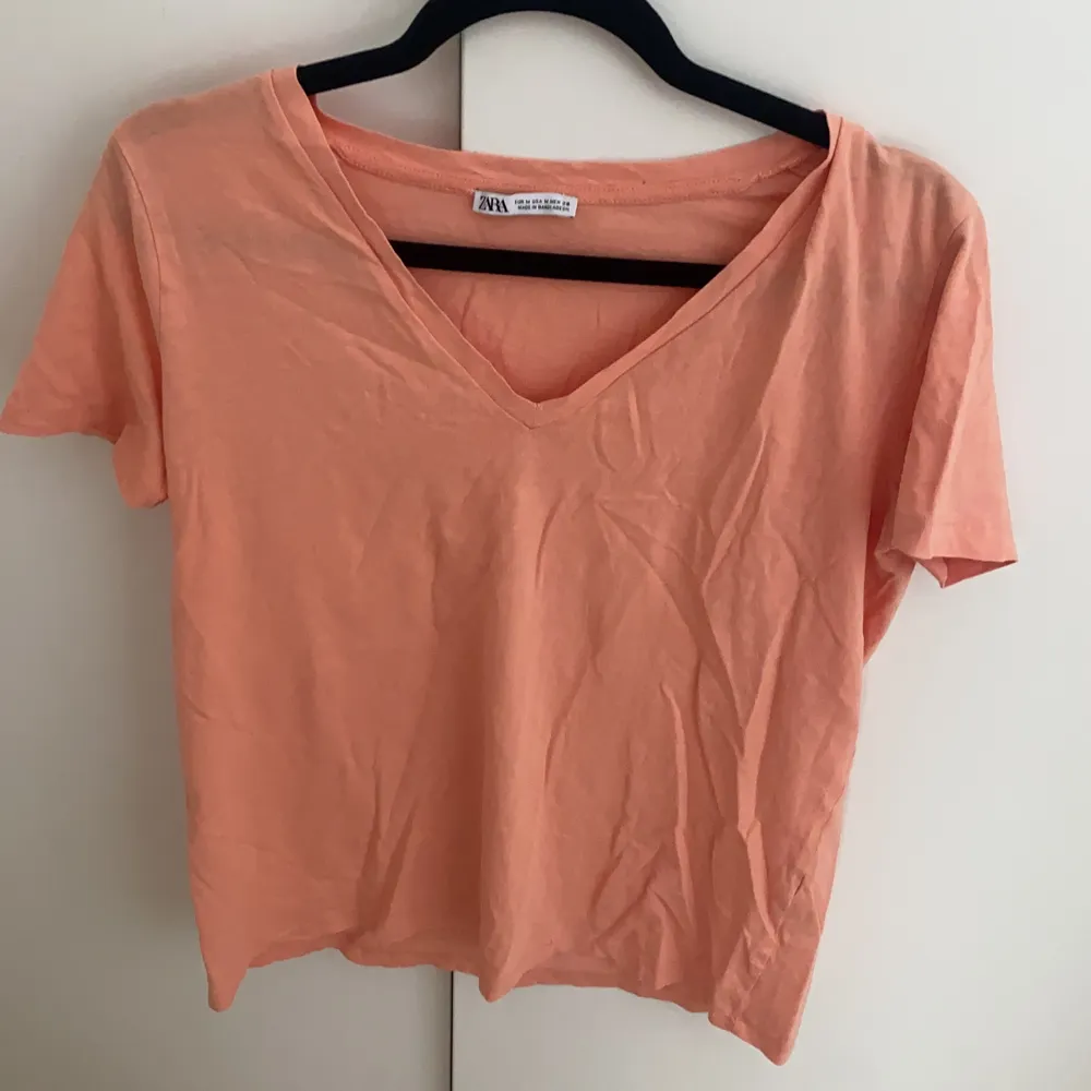 Inte lika orange som på bilden i verkligheten men jättefin aprikos färg i storlek M. Använd några ggr. Stretch . T-shirts.