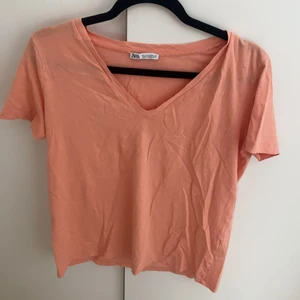 Aprikosfärgad T-shirt  - Inte lika orange som på bilden i verkligheten men jättefin aprikos färg i storlek M. Använd några ggr. Stretch 