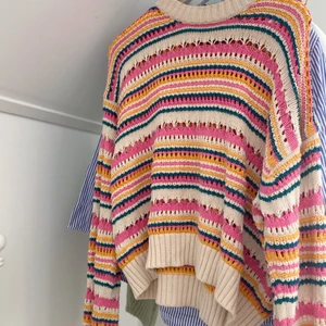 Zara - Randig tröja från zara i fint skick!☀️ väldigt vårig och även somrig, sitter skönt och har inga defekter.