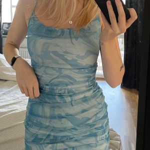 Klänning - Aldrig använd. Passar storlek small. Reglerbar i längden. Kan skicka bild på!